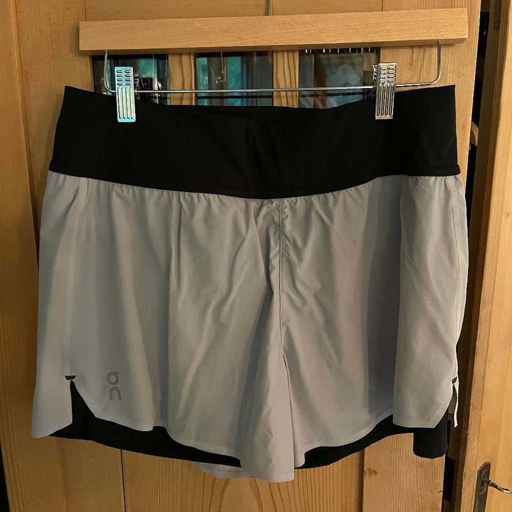 On Running Shorts Womens Size M in Glacier Black
